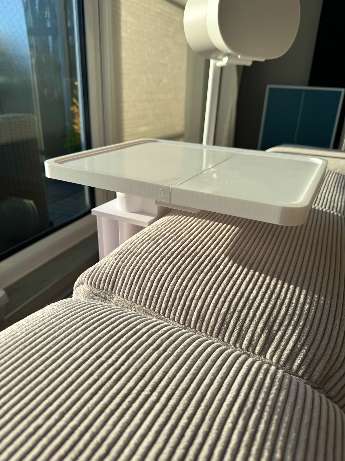 Selbst konstruierter Ablagetisch am Sofa
